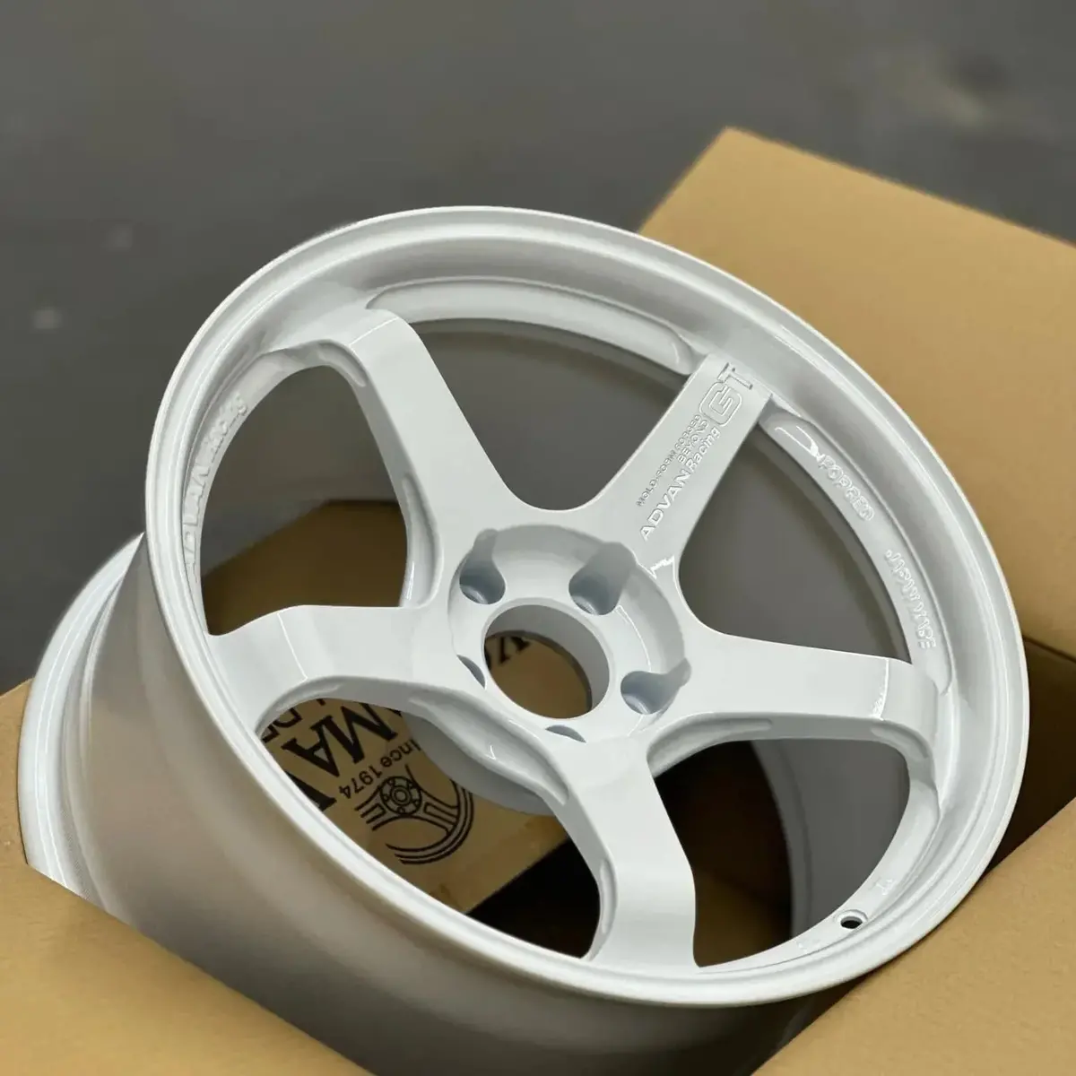 Advan Gt / Racing White | 18X9.5 | 5X114.3 | +12Mm Offset 1